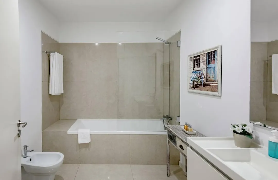 Charming City Center T1- Modern And Spacious-1